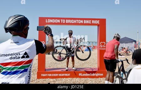 Brighton, UK. 18. Juni 2017. Radfahrer die jährliche britische Herz Stiftung von London nach Brighton-Radtour in der heißen Sonne Abschluss feiern heute Credit: Simon Dack/Alamy Live News Stockfoto