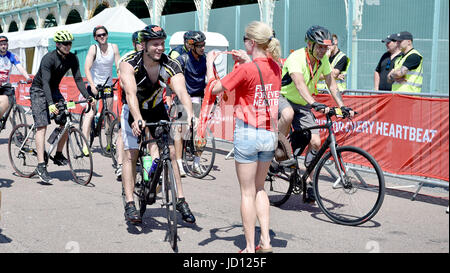 Brighton, UK. 18. Juni 2017. Radfahrer die jährliche britische Herz Stiftung von London nach Brighton-Radtour in der heißen Sonne Abschluss feiern heute Credit: Simon Dack/Alamy Live News Stockfoto