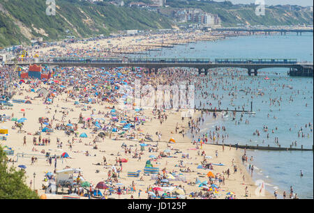 Strand von Bournemouth, UK, verpackt Sonntag, 18. Juni 2017 als Temperatur steigt auf 30 Grad an der Südküste von England. Bildnachweis: John Beasley/Alamy Live-Nachrichten Stockfoto