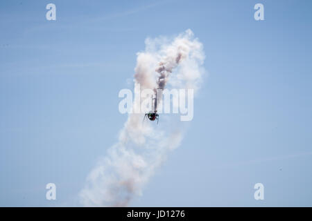 Regensburg, England, Vereinigtes Königreich. 17. Juni 2017. Schweizer 300 "Otto" Hubschrauber Kunstflug Display an Weston-Air-Festival. Bildnachweis: Hannah Vineer/Alamy Live-Nachrichten. Stockfoto