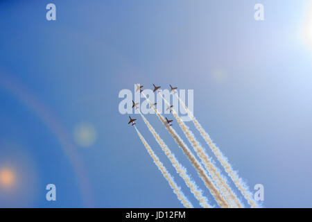 Regensburg, England, Vereinigtes Königreich. 17. Juni 2017. Royal Air Force Red Arrows fliegt hoch in Delta-Formation in Weston-Air-Festival. Bildnachweis: Hannah Vineer/Alamy Live-Nachrichten. Stockfoto