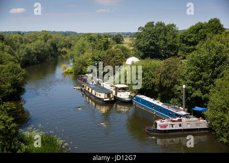 Fluß Avon zwischen Bristol und Bath, Großbritannien. 18. Juni 2017. Menschen schwimmen in der Nähe Kanalboote in den Fluss Avon zwischen Bristol und Bath, Temperaturen im Vereinigten Königreich erreichen 30 ° C. Viel von England und Wales feiern Vatertag unter einem strahlend blauen Himmel und strahlendem Sonnenschein, 18. Juni 2017. Bildnachweis: Adam Gasson/Alamy Live-Nachrichten Stockfoto