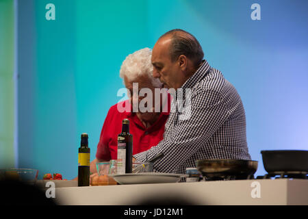 Birmingham, Vereinigtes Königreich. 18. Juni 2017. Die gierigen Italiener live Kochen-Demo in das Super-Theater, wo sie drei Gerichte Credit gekocht: Steven Reh/Alamy Live News Stockfoto