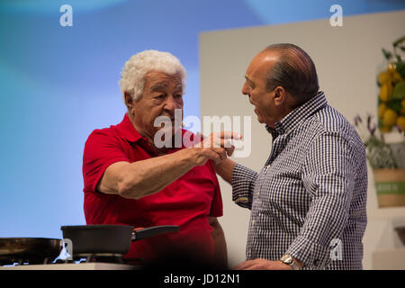 Birmingham, Vereinigtes Königreich. 18. Juni 2017. Die gierigen Italiener live Kochen-Demo in das Super-Theater, wo sie drei Gerichte Credit gekocht: Steven Reh/Alamy Live News Stockfoto