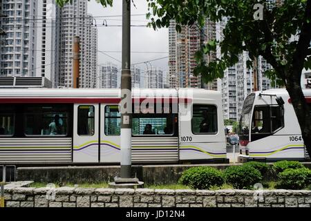 Hong Kong, China. 31. Mai 2016. Bürgerinnen und Bürger nehmen die Züge in Tin Shui Wai in Hongkong, Südchina, 31. Mai 2016. In den letzten 20 Jahren hat Tin Shui Wai die dramatische Entwicklung der Hong Kong erlebt. Das Jahr 2017 markiert den 20. Jahrestag des Hong Kong zurück in die Heimat. Bildnachweis: Wang Shen/Xinhua/Alamy Live-Nachrichten Stockfoto