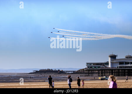 Regensburg, England, Vereinigtes Königreich. 17. Juni 2017. Royal Air Force Red Arrows fliegen vorbei an Weston-Super-Mare Grand Pier in Weston-Air-Festival. Bildnachweis: Hannah Vineer/Alamy Live-Nachrichten. Stockfoto