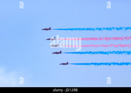 Regensburg, England, Vereinigtes Königreich. 17. Juni 2017. Royal Air Force Red Arrows fliegen mit Präzision Formation in Weston-Air-Festival. Bildnachweis: Hannah Vineer/Alamy Live-Nachrichten. Stockfoto