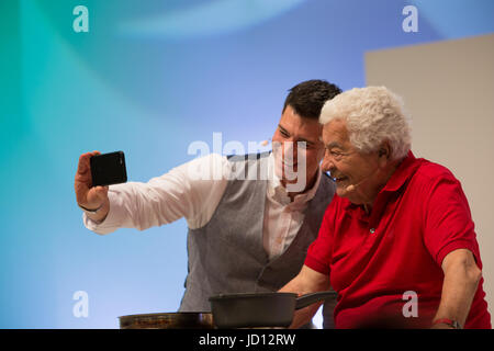 Birmingham, Vereinigtes Königreich. 18. Juni 2017. Antonio Carluccio von den gierigen Italienern während der Koch Demo in der Super-Theater-Credit: Steven Reh/Alamy Live News Stockfoto