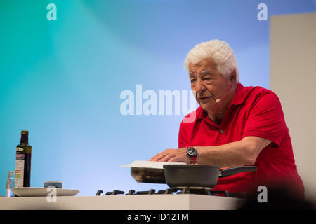 Birmingham, Vereinigtes Königreich. 18. Juni 2017. Antonio Carluccio von den gierigen Italienern während der Koch Demo in der Super-Theater-Credit: Steven Reh/Alamy Live News Stockfoto