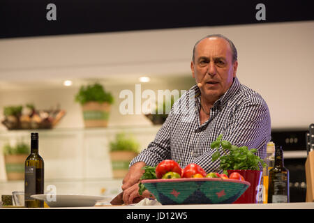 Birmingham, Vereinigtes Königreich. 18. Juni 2017. Gennaro Contaldo von den gierigen Italienern während der live cooking Demo in der Super-Theater-Credit: Steven Reh/Alamy Live News Stockfoto