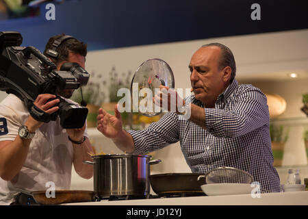 Birmingham, Vereinigtes Königreich. 18. Juni 2017. Gennaro Contaldo von den gierigen Italienern während der live cooking Demo in der Super-Theater-Credit: Steven Reh/Alamy Live News Stockfoto