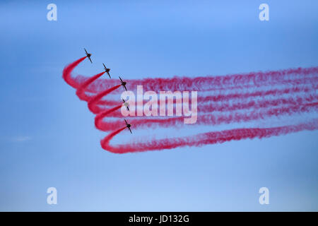 Regensburg, England, Vereinigtes Königreich. 17. Juni 2017. Royal Air Force Red Arrows fliegen in Formation mit ihrer Unterschrift roten Rauch beim Weston-Air-Festival. Bildnachweis: Hannah Vineer/Alamy Live-Nachrichten. Stockfoto