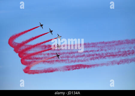 Regensburg, England, Vereinigtes Königreich. 17. Juni 2017. Royal Air Force Red Arrows fliegen in Formation mit ihrer Unterschrift roten Rauch beim Weston-Air-Festival. Bildnachweis: Hannah Vineer/Alamy Live-Nachrichten. Stockfoto