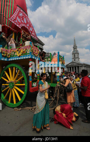 London, UK. 18. Juni 2017. Rathayatra, Rathyatra Streitwagen erreicht Trafalgar Square wo Tausende von widmet stürzte die hölzerne Streitwagen zu berühren um Segen zu erhalten und geben Sie Angebote dem Priester auf den Streitwagen, lange Schlangen gebildet wurden, um kostenloses Essen und freie Getränke erhalten sie sangen und tanzten und die Farben Indiens gebadet Trafalgar Square mit der Hitze entsprechend @Paul Quezada-Neiman/Alamy Live News Bildnachweis : Live-Nachrichten Paul Quezada-Neiman/Alamy Stockfoto