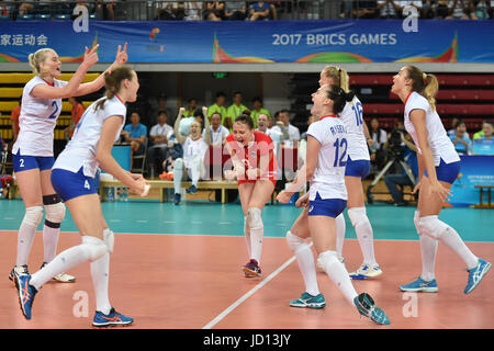 Guangzhou, China Guangdong Provinz. 18. Juni 2017. Spieler von Russland feiern nach scoring während der Frauen Volleyball Spiel gegen China bei 2017 BRICS Games in Guangzhou, Guangdong Provinz Süd-China, 18. Juni 2017. Bildnachweis: Liang Xu/Xinhua/Alamy Live-Nachrichten Stockfoto