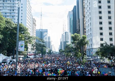 Sao Paulo, Brasilien. 18. Juni 2017. Öffentlichkeit während der 21. Parade der LGBT Pride auf Avenida Paulista in Sao Paulo am Sonntag, 18. Bildnachweis: Brasilien Foto Presse/Alamy Live-Nachrichten Stockfoto