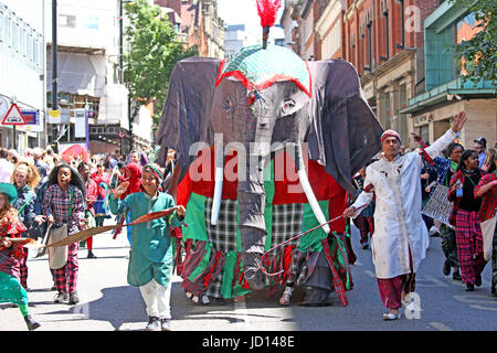 Manchester, UK. 18. Juni 2017. Ein Modell Elefant ist durch Manchester, 18. Juni 2017 Credit vorgeführt: Barbara Koch/Alamy Live News Stockfoto