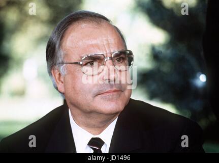 Archiv - westdeutschen Bundeskanzler Helmut Kohl (CDU) in deutsch-französischen wirtschaftlichen Gesprächen in Bonn, Deutschland, 30. September 1982. Der ehemalige deutsche Bundeskanzler Helmut Kohl ist im Alter von 87 Jahren gestorben. Die Nachricht wurde mit der deutschen Presseagentur von Kohls Rechtsanwalt Holthoff-Pfoertner geteilt. Foto: Egon Steiner/dpa Stockfoto