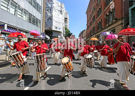 Manchester, UK. 18. Juni 2017. Trommler parade durch die Stadt von Manchester, 18. Juni 2017-Credit: Barbara Koch/Alamy Live News Stockfoto