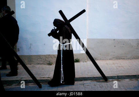 Mit Kapuze Büßer tragen Kreuze während der Karwoche in Baeza, Provinz Jaen, Andalusien, Spanien Stockfoto