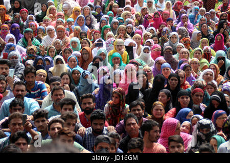 Srinagar, Indien. 17. Juni 2017. Hundert besuchte die Trauerzüge Adil Ahmed einer militanten in der Umgebung von Srinagar, Indien kontrollierten Kaschmir, Samstag, 17. Juni 2017. Tausende besuchte Beerdigungen von drei Kämpfern in Indien kontrollierten Kaschmir Samstag, nachdem sie in einem Feuergefecht mit Regierungstruppen in die umstrittene Region getötet wurden, teilte die Polizei Kredit: Umer Asif/Pacific Press/Alamy Live News Stockfoto