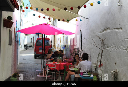 CADIZ/Spanien - ca. Oktober 2016: Bunte bar Terrasse auf der Straße in das Dorf von Conil De La Frontera Stockfoto