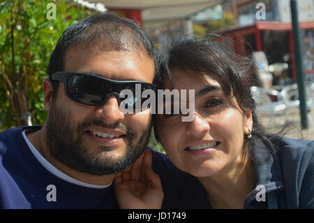 Junge Erwachsene paar posiert auf sonnigen Tag Stockfoto
