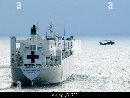 Das Lazarettschiff USNS Mercy (T-AH 19) kommt am Bahnhof in der Nähe von Banda Aceh, Sumatra, Indonesien, US militärische humanitäre Unterstützung und Entlastung Bemühungen fortzusetzen.  Barmherzigkeit ist in der Region um medizinische Hilfe leisten und Unterstützung für diejenigen, die von der 26. Dezember 2004, Tsunami im Indischen Ozean betroffen.  DoD-Foto von Petty Officer 3rd Class James R. McGury, US Navy Stockfoto