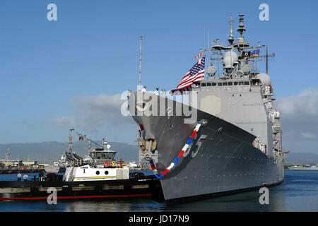 Schlepper drücken den Lenkwaffen-Kreuzer USS Chosin (CG-65) in Richtung Pier in Vorbereitung zum Festmachen in Pearl Harbor, Hawaii, DoD Foto von Chief Petty Officer Joe Kane, US Navy Stockfoto