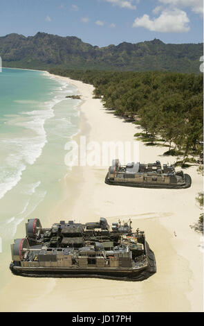 US Navy Landing Craft, luftgepolsterten Schiffe (STERNS), landen am Strand, Ausrüstung und Marines zu verlagern. DoD-Foto von Petty Officer 1st Class David A. Levy, US-Navy Stockfoto