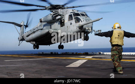 Ein Matrose an Bord amphibischer Angriff Schiff USS Bataan (LHD-5), führt ein CH-53E Super Stallion helicopter.U.S. Marine Corps Foto von Sgt. Freddy G. Cantu Stockfoto