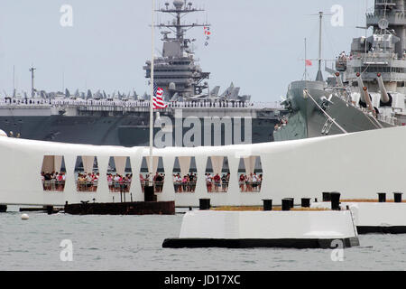 Matrosen an Bord der Flugzeugträger der Nimitz-Klasse USS John C. Stennis (CVN-74) Rendern Ehren, wie sie die USS Arizona Memorial in Pearl Harbor, Hawaii passieren. Foto: U.S. Navy des Fotografen Mate 1. Klasse William R. Goodwin Stockfoto