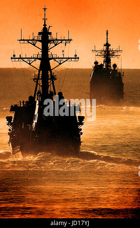 Der geführte Flugkörper-Zerstörer USS Decatur (links) (DDG 73) folgt den Kreuzer USS Lake Champlain (CG-57) während Manövern vor der Küste des südlichen Kalifornien DoD-Foto von Petty Officer 3rd Class Aaron Burden, US Navy Stockfoto