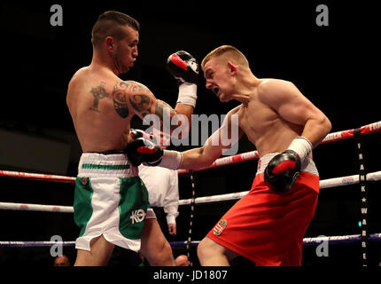 David Oliver Joyce (links) gegen Gabor Kovacs in der International-Lightweight-Contest in der Waterfront Hall, Belfast. Stockfoto