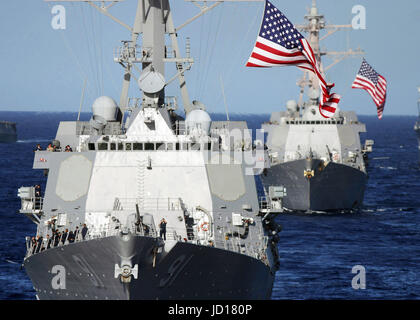 Die geführte Flugkörper-Zerstörer USS Pinckney (DDG-91) und USS Shoup (DDG 86) in Bildung im Pazifischen Ozean segeln abseits der Küste von Hawaii.   DoD-Foto von Chief Petty Officer Walter T. Ham IV, US Navy Stockfoto