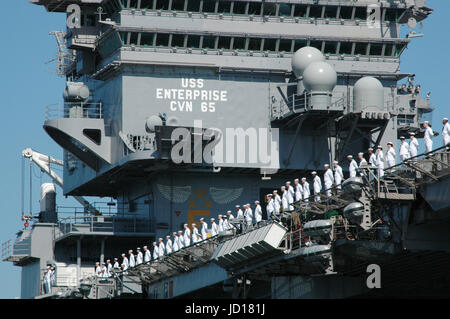 Besatzungsmitglieder der USS Enterprise (CVN-65) Mann die Schiene, weil der Flugzeugträger Naval Station Norfolk, Virginia US Navy Foto von Jeff Hall fährt Stockfoto