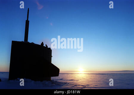 Zwei Besatzungsmitglieder der Angriff u-Boot USS Pogy (SSN-647) Umfrage das Eis um sie herum nach der Sub bei Sonnenaufgang durch eine 6 Zoll dicke Schicht der Arktis aufgetaucht Eis fließen.  Das u-Boot ist auf eine Forschungsmission zum Nordpol. DoD-Foto von Petty Officer 2. Klasse Steven H. Vanderwerff, US Navy Stockfoto