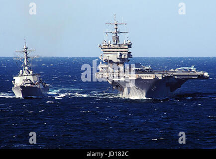 Der Flugzeugträger USS Enterprise (CVN-65) führt eine Betankung am Meer mit der Lenkwaffenzerstörer USS McFaul (DDG-74), wie die Schiffe im Atlantik zu betreiben.  DoD-Foto von Petty Officer 3rd Class Josh Kinter, US Navy Stockfoto