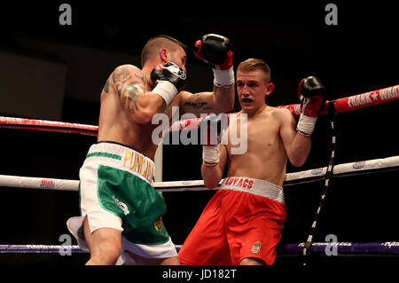 David Oliver Joyce (links) gegen Gabor Kovacs in der International-Lightweight-Contest in der Waterfront Hall, Belfast. PRESSEVERBAND Foto. Bild Datum: Samstag, 17. Juni 2017. Finden Sie unter PA Geschichte Boxen Belfast. Bildnachweis sollte lauten: Niall Carson/PA Wire Stockfoto