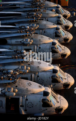 SH-60 Seahawk Hubschrauber sitzen auf dem Flugdeck an Bord der Flugzeugträger der Nimitz-Klasse USS Harry S. Truman (CVN-75) in der frühen Morgensonne. US Navy Foto / Fotografen Mate Airman Ricardo J. Reyes Stockfoto