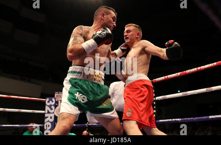 David Oliver Joyce (links) gegen Gabor Kovacs in der International-Lightweight-Contest in der Waterfront Hall, Belfast. Stockfoto