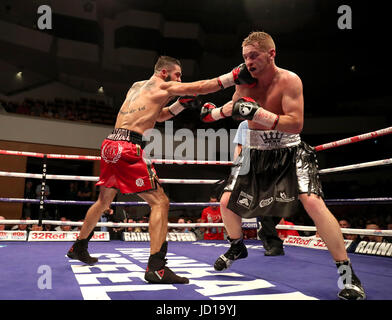 Jono Carroll (links) gegen Johnny Quigley beim Super-Featherweight Championship-Kampf in der Waterfront Hall, Belfast. DRÜCKEN SIE VERBANDSFOTO. Bilddatum: Samstag, 17. Juni 2017. Siehe PA Story Boxing Belfast. Bildnachweis sollte lauten: Niall Carson/PA Wire Stockfoto