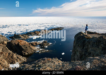 Wanderer am Rand des schroffen Klippen in Crow Kopf, Twillingate, Neufundland, Kanada Stockfoto