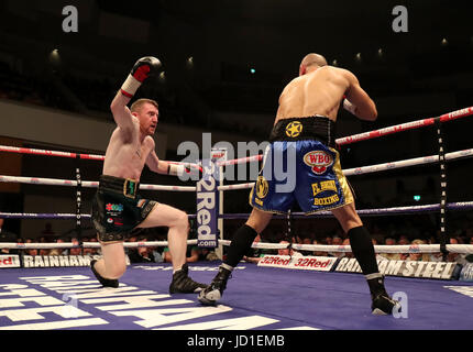 Paddy Barnes (links) gegen Silvio Olteanu in der WBO im Fliegengewicht em-Spiel in der Waterfront Hall, Belfast. Stockfoto