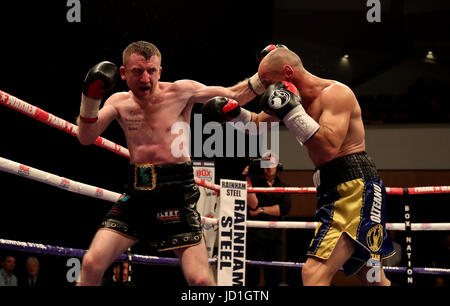 Paddy Barnes (links) gegen Silvio Olteanu in der WBO im Fliegengewicht em-Spiel in der Waterfront Hall, Belfast. Stockfoto