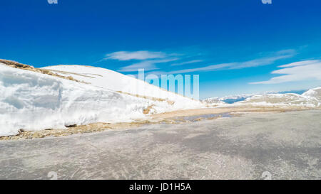 POV Sicht - Alpenstraße Mount Evans im Frühsommer befahren. Stockfoto