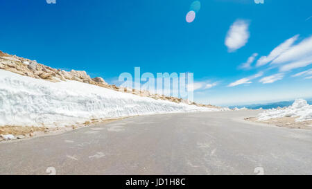 POV Sicht - Alpenstraße Mount Evans im Frühsommer befahren. Stockfoto