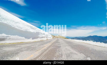 POV Sicht - Alpenstraße Mount Evans im Frühsommer befahren. Stockfoto