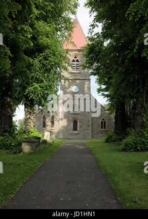 Kirche Saint Beunos, eingerahmt von einer Straße mit Bäumen und Schatten auf Steinmauern im Dorf Berriew powys Mid wales uk Stockfoto