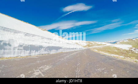 POV Sicht - Alpenstraße Mount Evans im Frühsommer befahren. Stockfoto